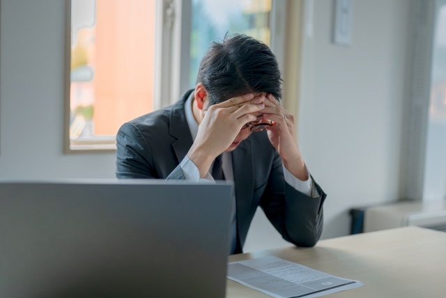 悩む営業部長